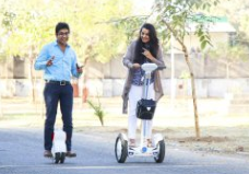 La característica más obvia de Airwheel S3, en comparación con otros modelos de Airwheel, es su plataforma amplia permanente y un manillar largo. 